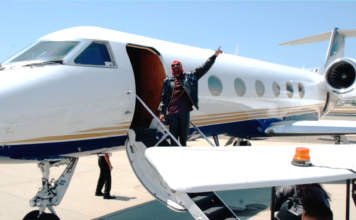 Snoop Dogg and airplane